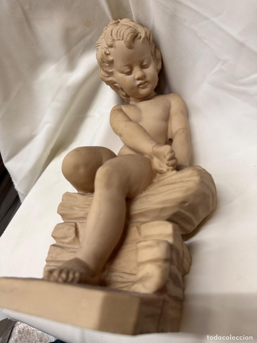 Arte: Encantadora escultura de ni&ntilde;o o putti, en resina. 32cms. Acabado simil piedra