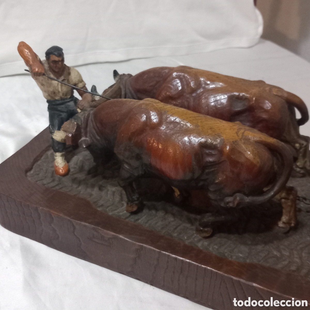Arte: ANTIGUA ESCULTURA,JOSE MANUEL ALBERDI (escena costumbrista: itzainak laborando con bueyes)FIRMADA