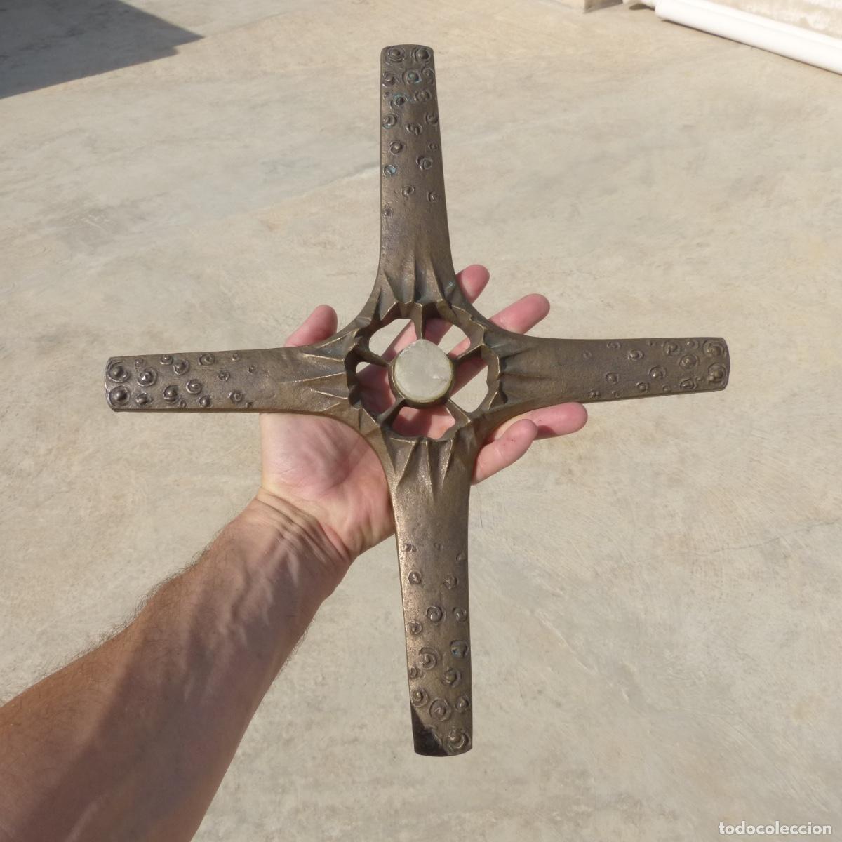 Arte: Curiosa y pesada cruz de bronce con cuarzo en el centro, 35X40cm, 1675gr.