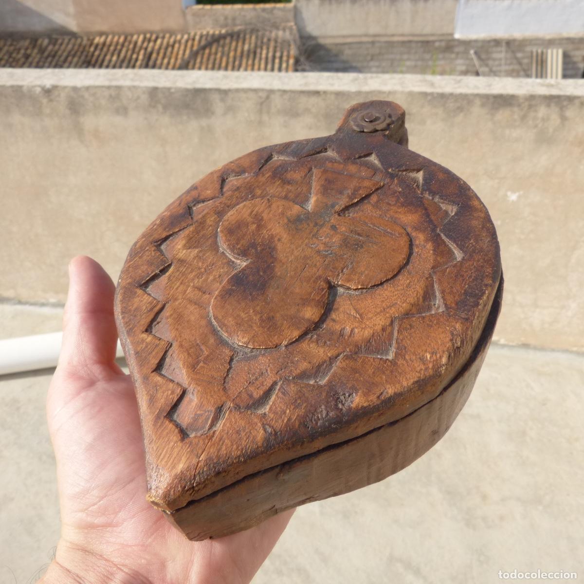 Arte: Antiguo especiero de madera tallado a mano, arte pastoril, trebol , 400gr, 20x14x6cm.