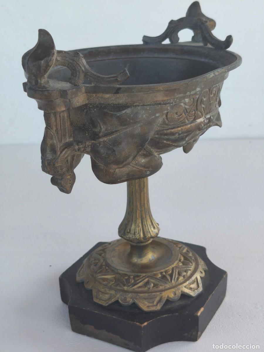 Arte: C&aacute;liz neocl&aacute;sico del siglo XIX de bronce patinado