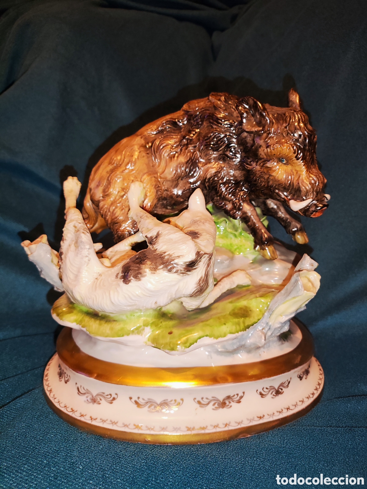 Arte: CAZA, JABAL&Iacute;, PERRO, LANCE ENTRE UN JABAL&Iacute; Y UN PERRO DE CAZA, PORCELANA HISPANIA
