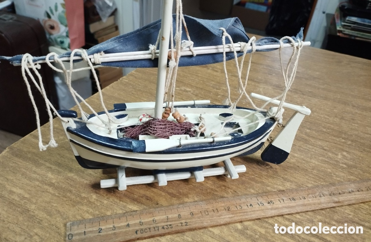 Arte: Maqueta de barco / barca de pesca de madera con velas - 21 cm de largo⁠