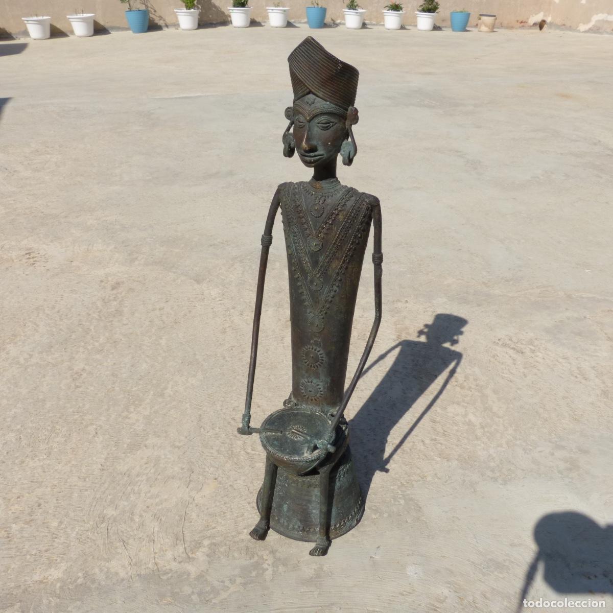 Arte: Curiosa figura de bronce, arte &eacute;tnico ind&uacute;,tocando el tambor. 54cm. 5350gr aprox.