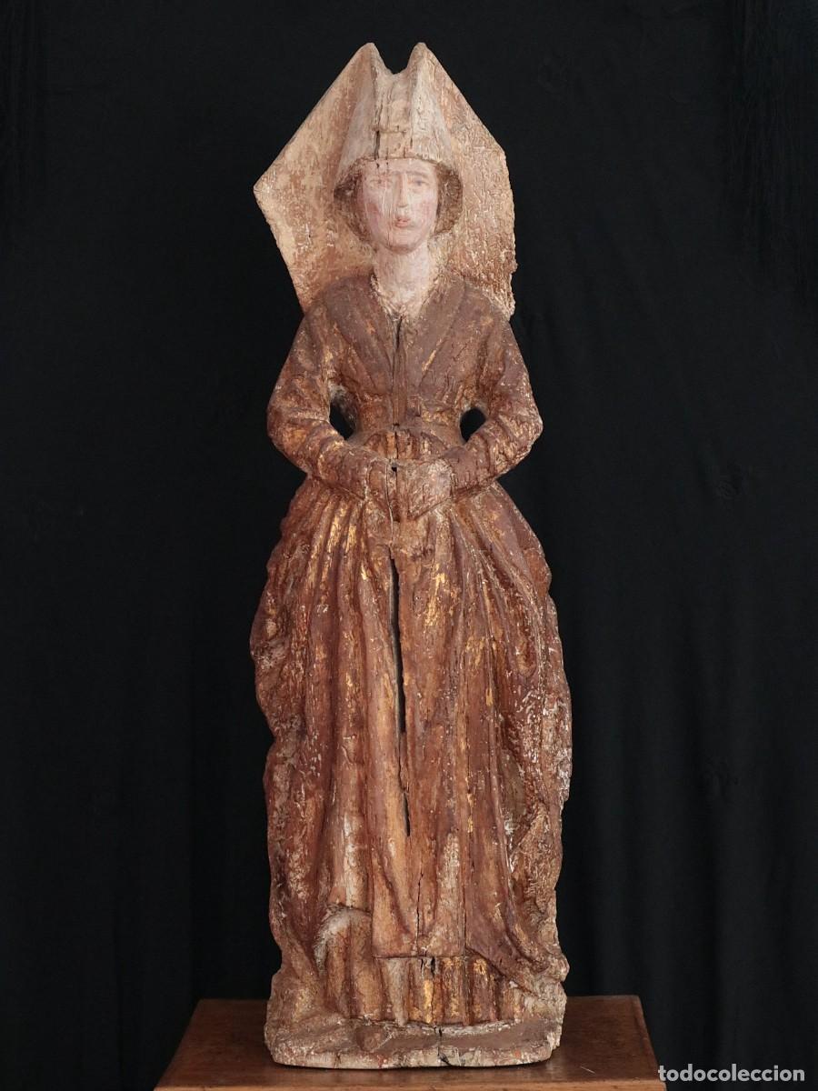 Arte: Dama medieval ataviada con tocado. Escultura de estilo g&oacute;tico. Mide 71 cm de altura.