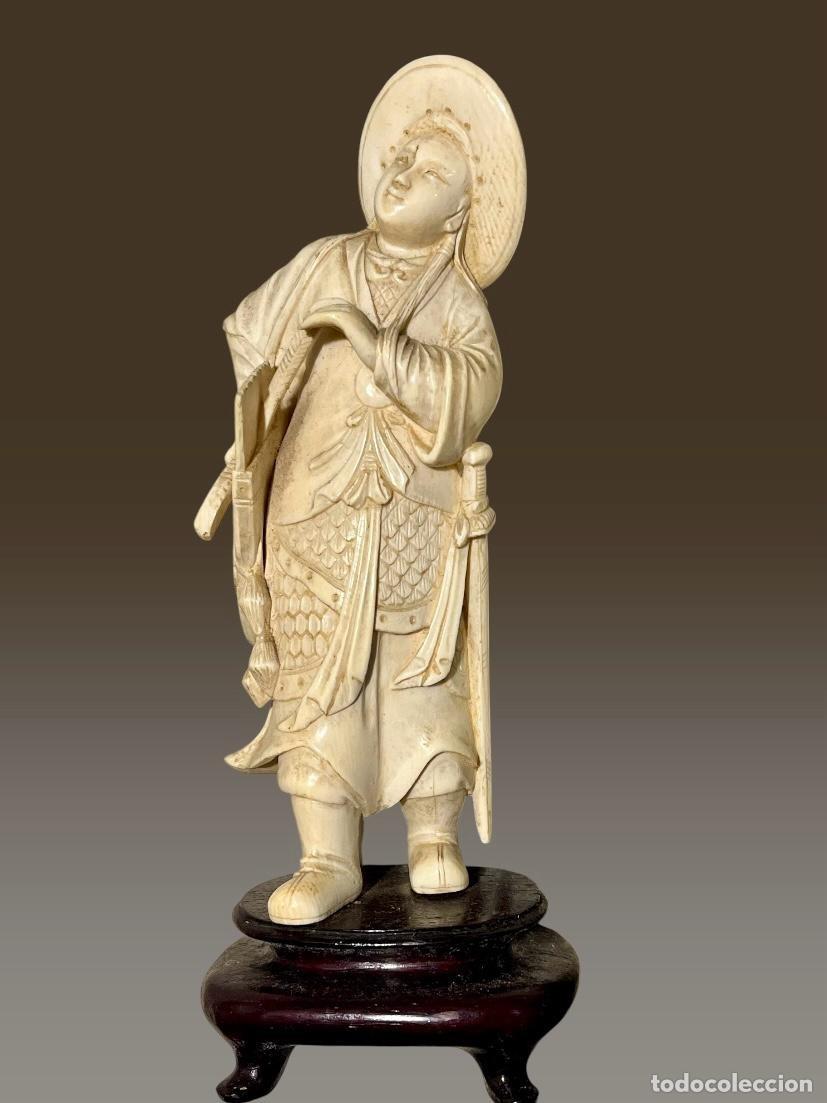 Arte: Antigua talla de marfil oriental representando un arquero