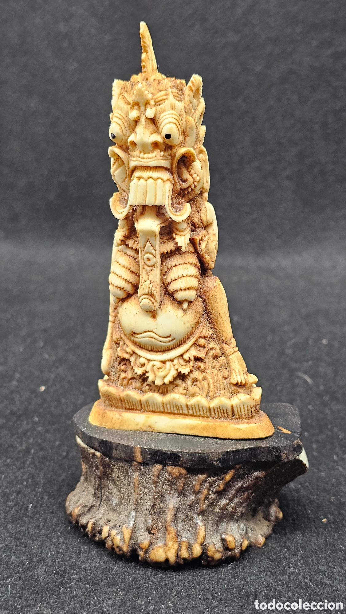 Arte: talla de hueso de Rangda, la reina de los demonios de la mitolog&iacute;a de Bali, Indonesia