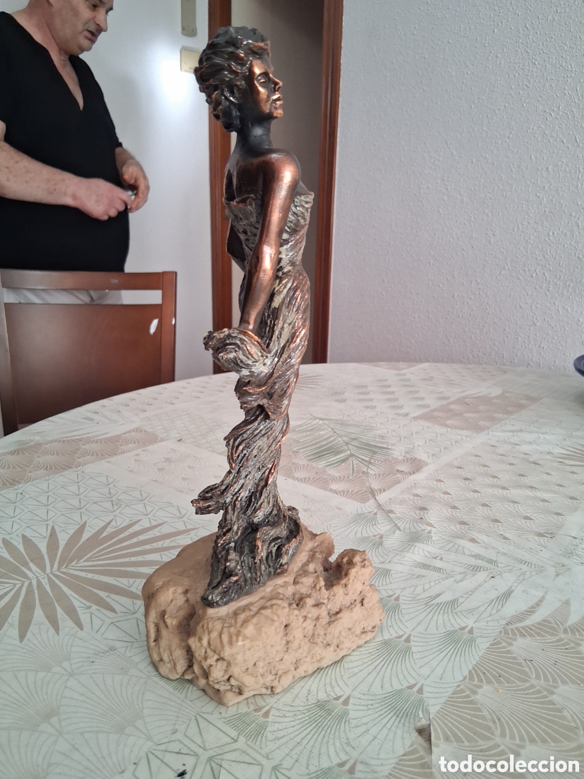 Arte: figura eantigua firmada de bronce