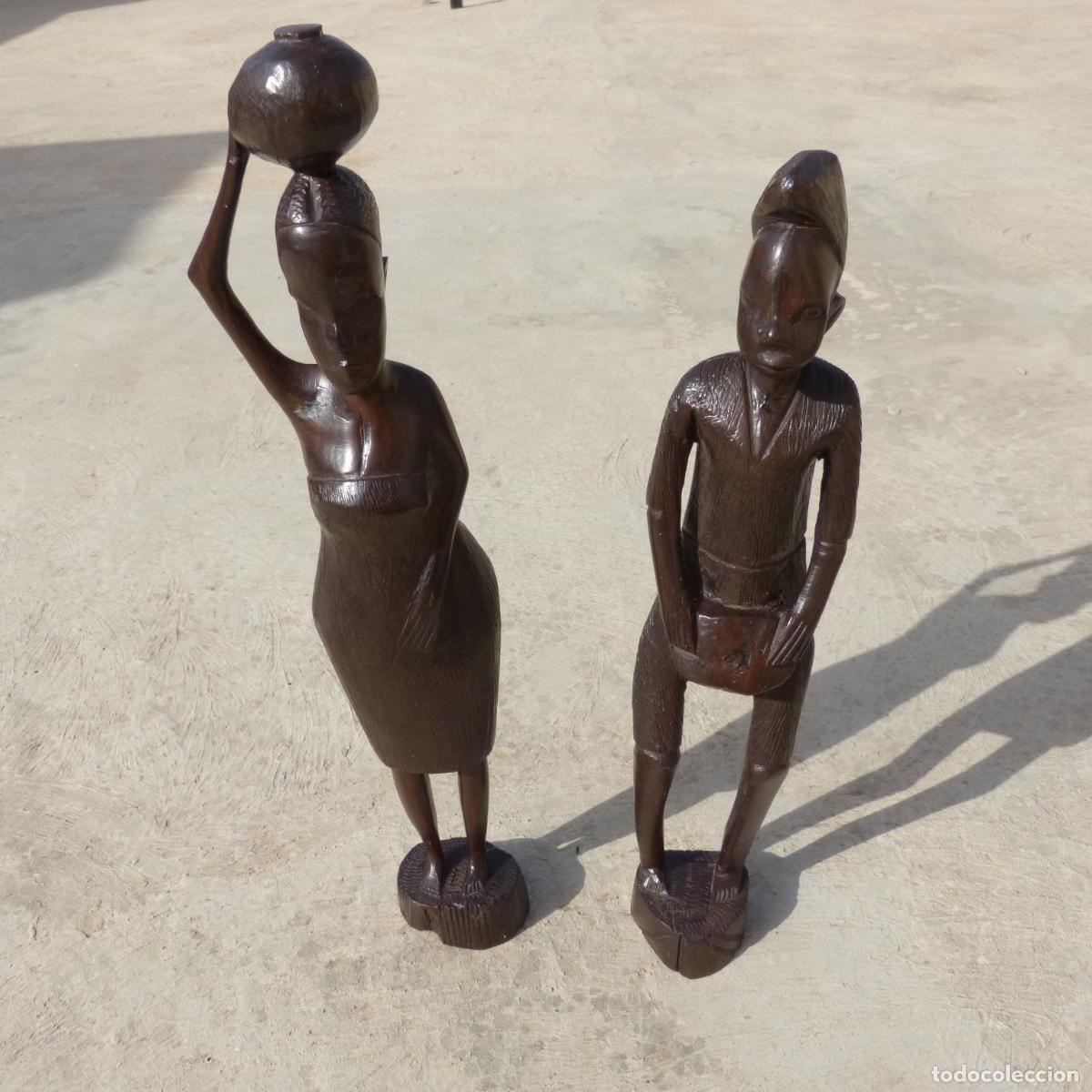 Arte: 2 figuras africanas talladas en madera noble, 409 y 476gr. 36 y 33cm.