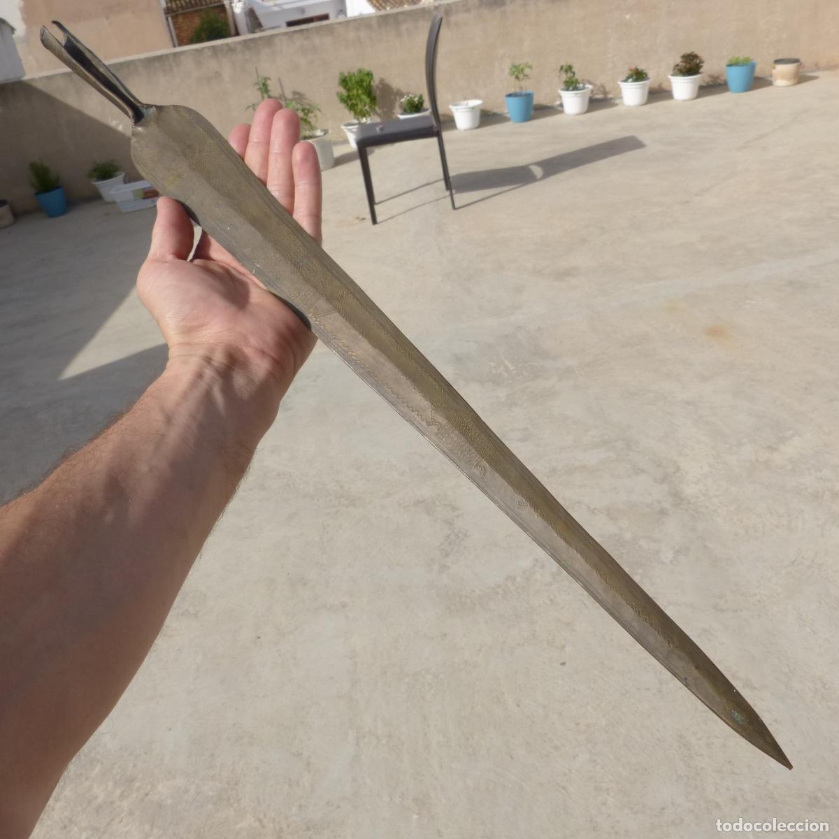 Arte: Curiosa punta de lanza de bronce decorada. 62cm, 334gr.