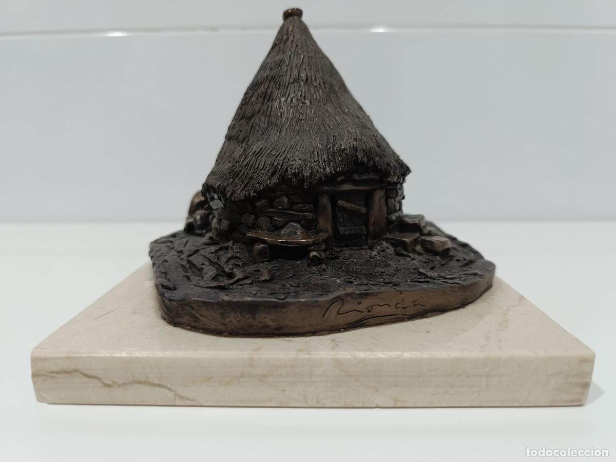 Arte: Chozo de Somiedo en Bronce del escultor Juan Mart&iacute;nez Rionda