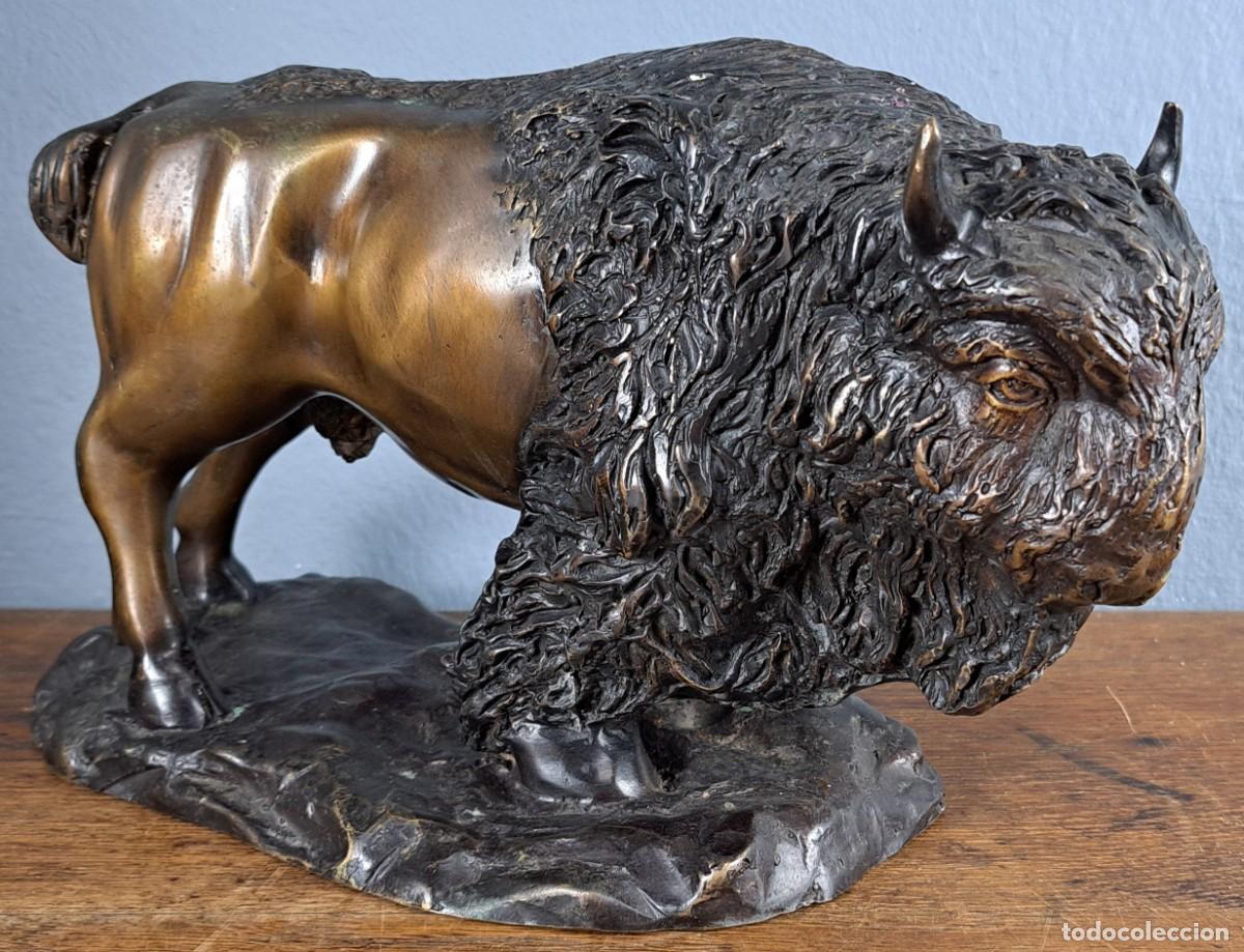 Arte: Escultura de bronce, bisonte firmada Raymond, siglo XX