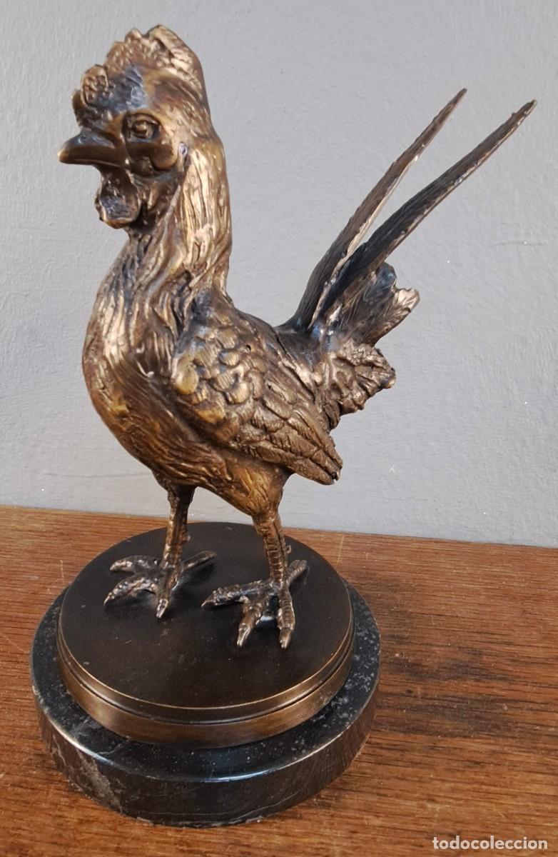 Arte: Escultura de gallo en bronce sobre base de m&aacute;rmol siglo XX