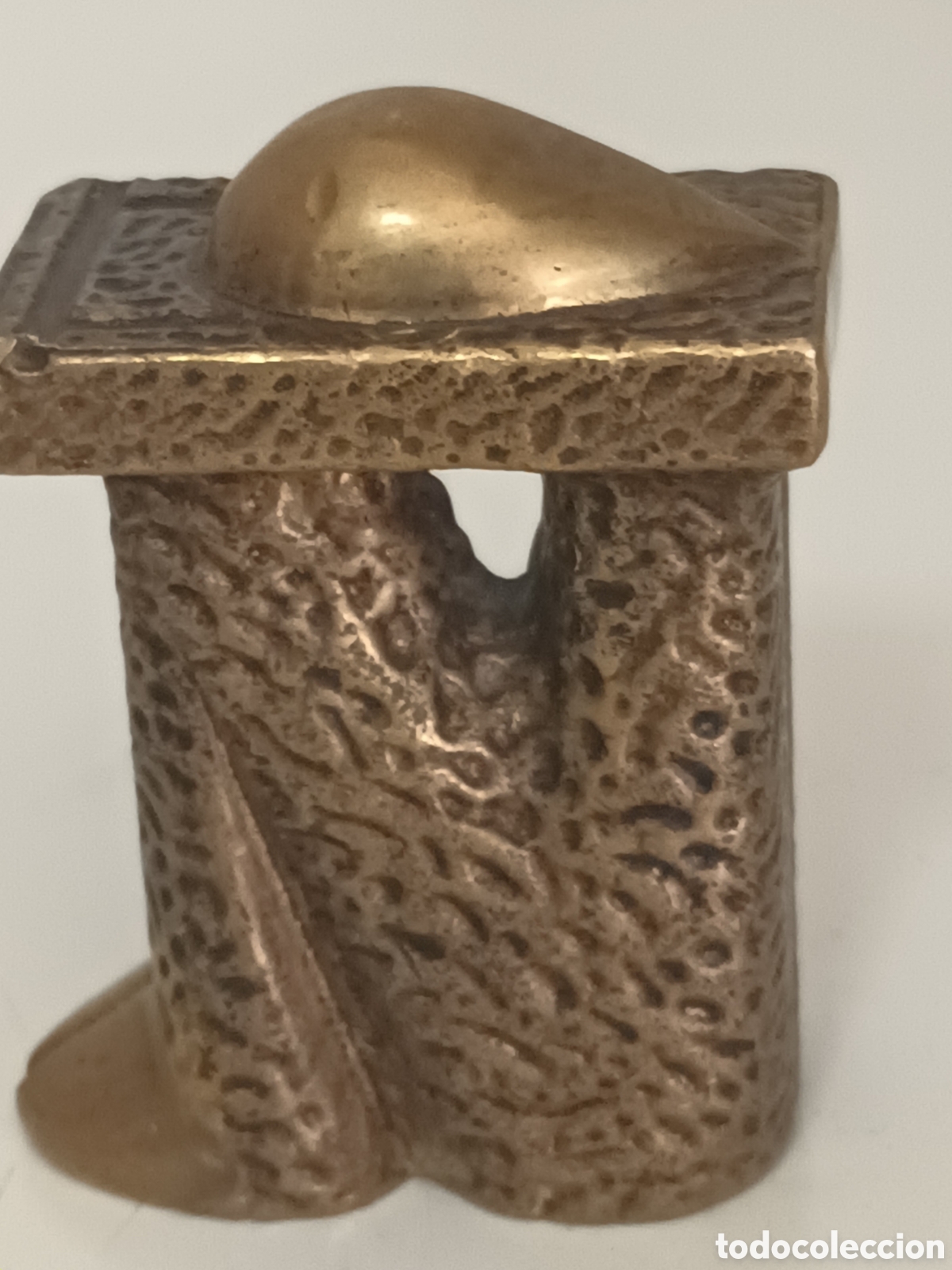 Arte: FIGURA ABSTRACTA DE HOMBRE PENSATIVO CON LA CABEZA ENTRE LAS PIERNAS HECHA EN BRONCE