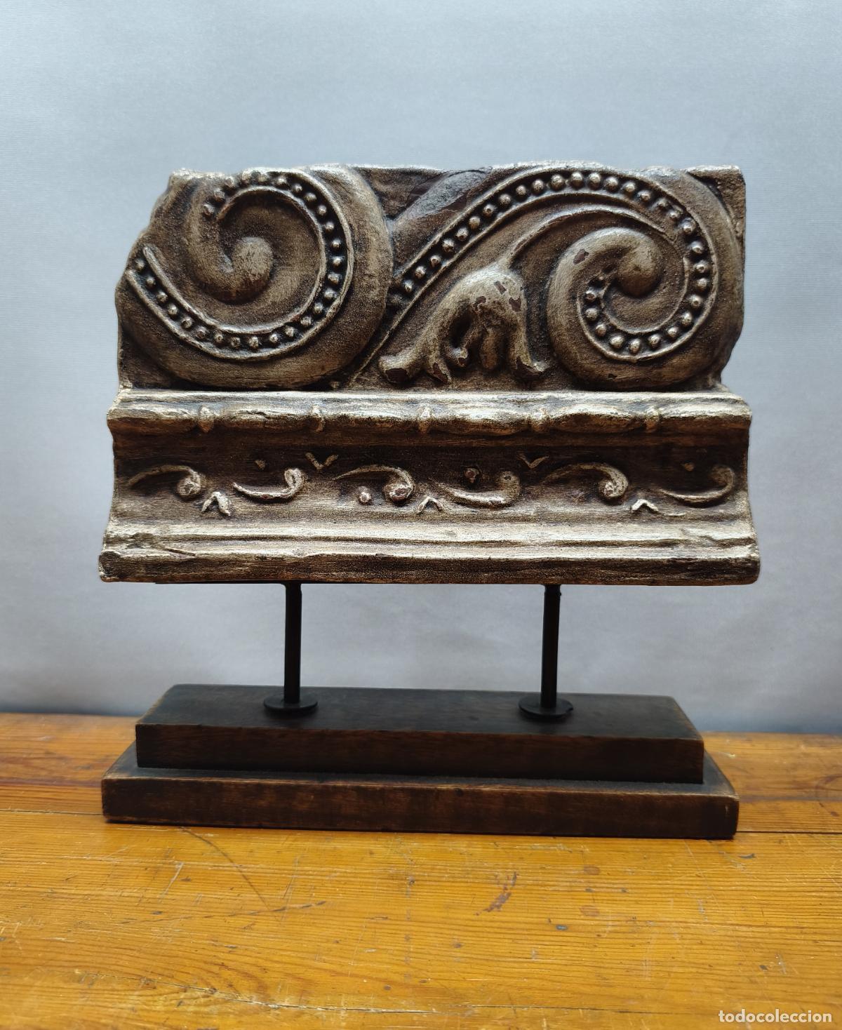 Arte: Bello fragmento decorativo en terracota - cornisa panel friso voluta