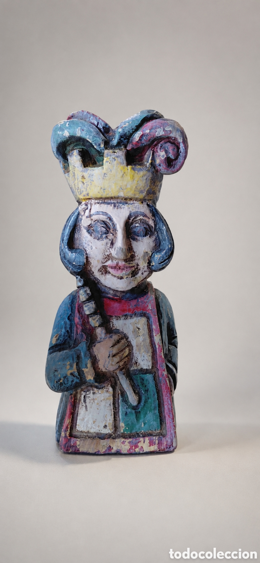 Arte: Buf&oacute;n medieval de madera tallada y policromada &ndash; 23 cm