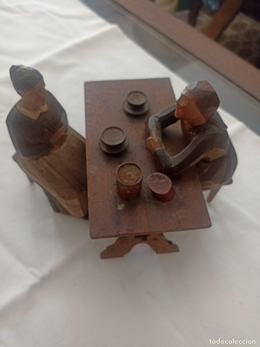 Arte: De tertulia. Escena de dos mujeres. Tallada en madera