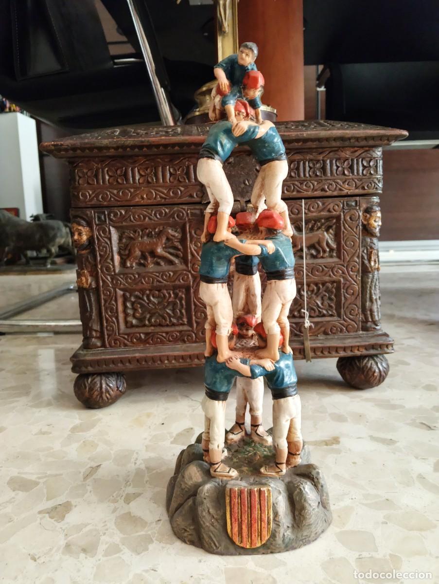 Arte: BONITA ESCULTURA EN TERRACOTA POLICROMADA - HOMENAJE ALS CASTELLS DE CATALUNYA - COLLA DE CASTELLERS