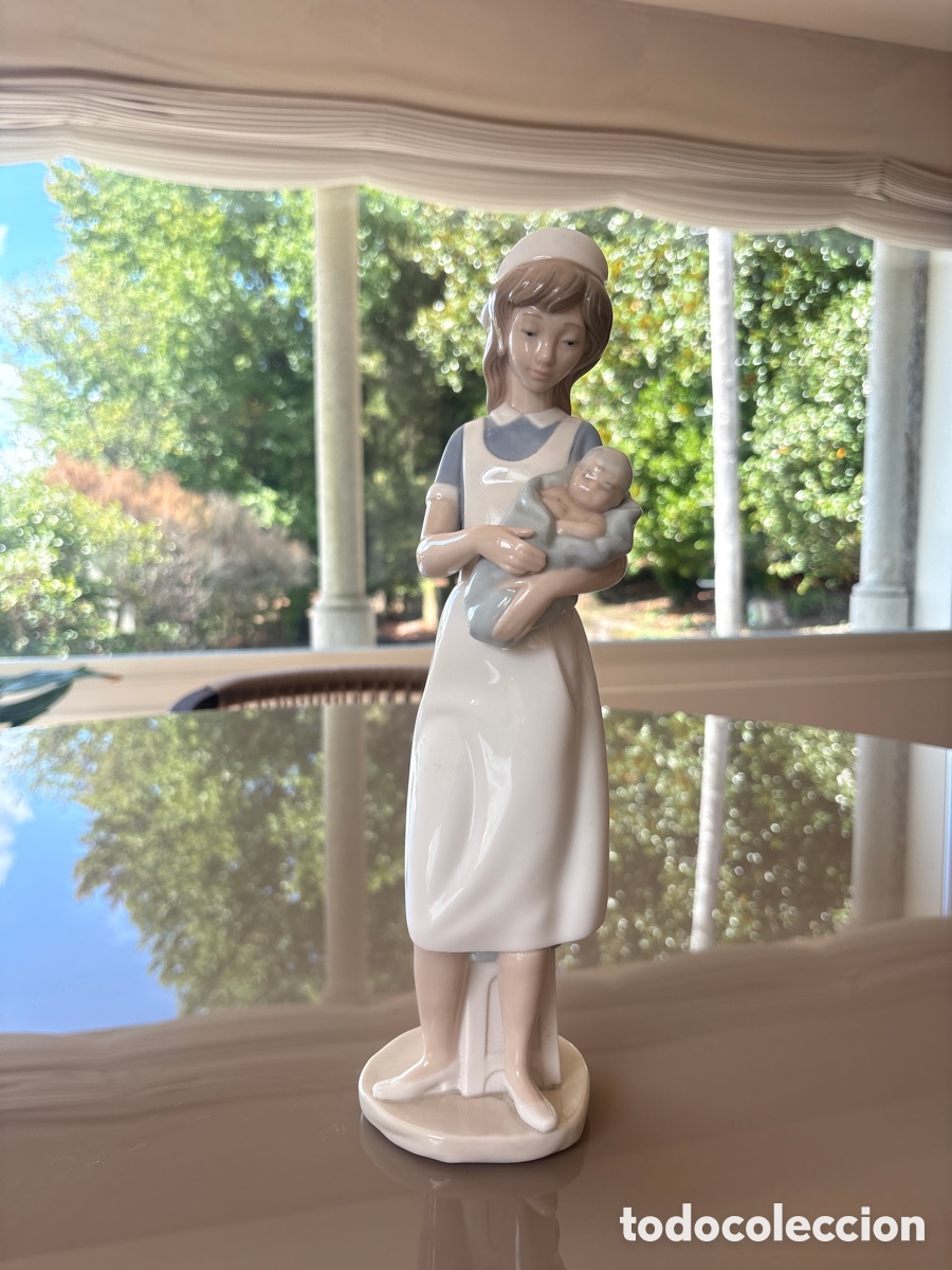 Arte: Figura de Porcelana NAO de Lladr&oacute; - &rdquo;Enfermera con Beb&eacute;&rdquo; - Ref. #02000709 - 33 cm.