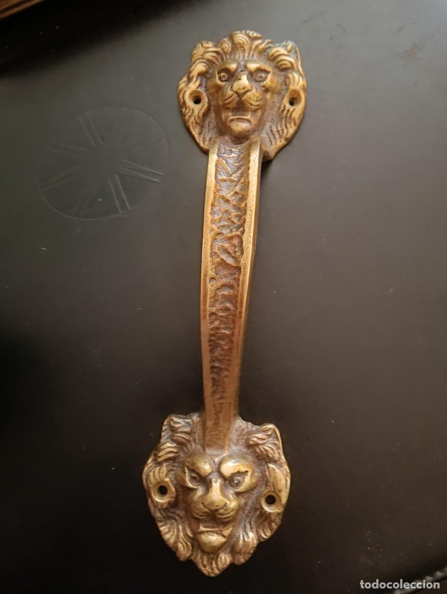 Arte: ANTIGUA GRAN ASA EN BRONCE CON DOS CABEZAS DE LEON