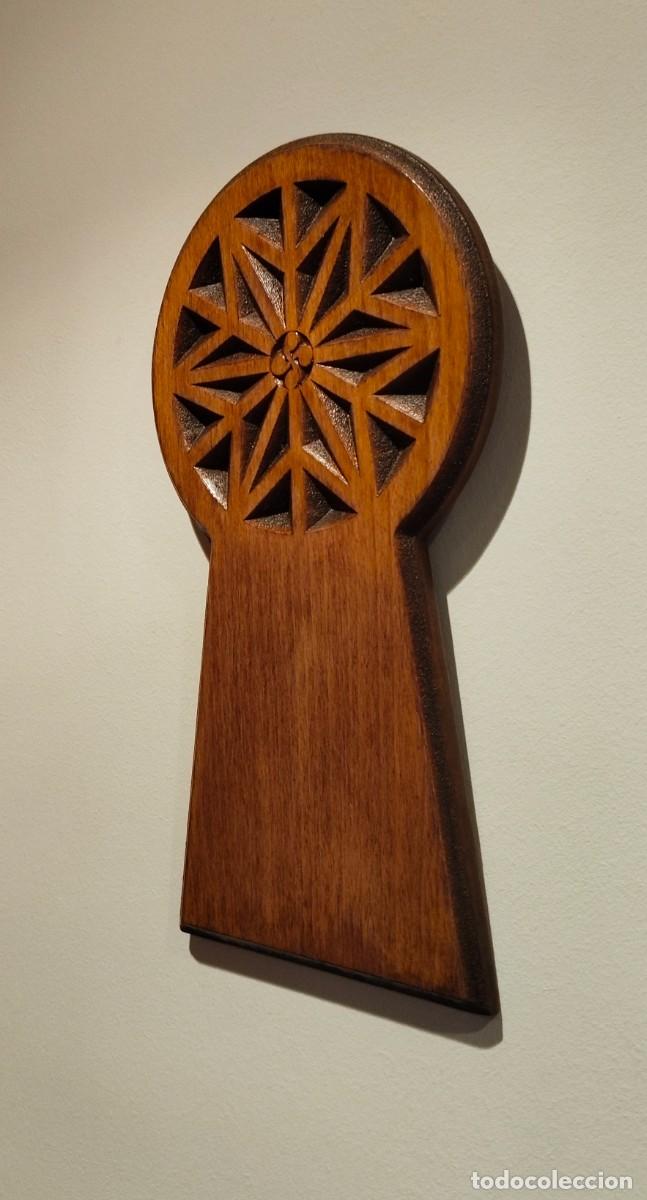 Arte: Estela discoidal vasca tallada en madera. Trabajo artesanal