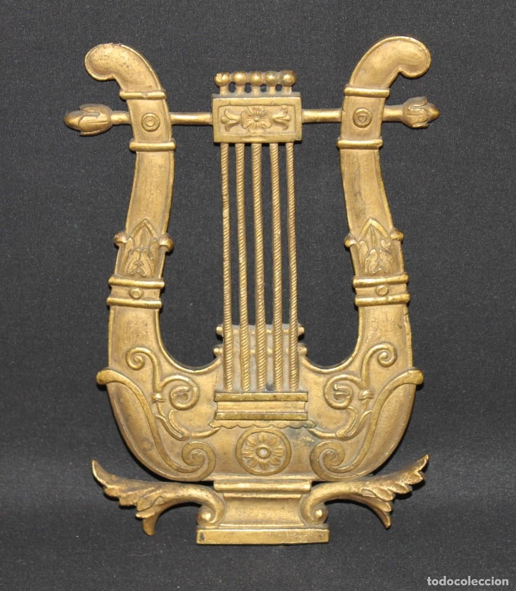 Arte: Antigua lira decorativa de bronce. Elemento ornamental de mueble