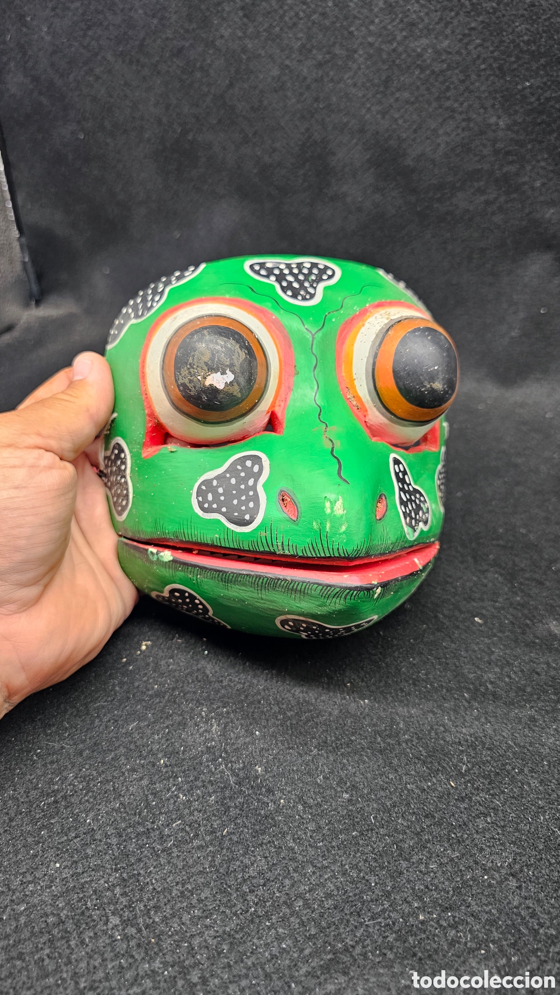 Arte: m&aacute;scara de madera tallada a mano de una rana, conocida tradicionalmente como m&aacute;scara Godogan de Bali