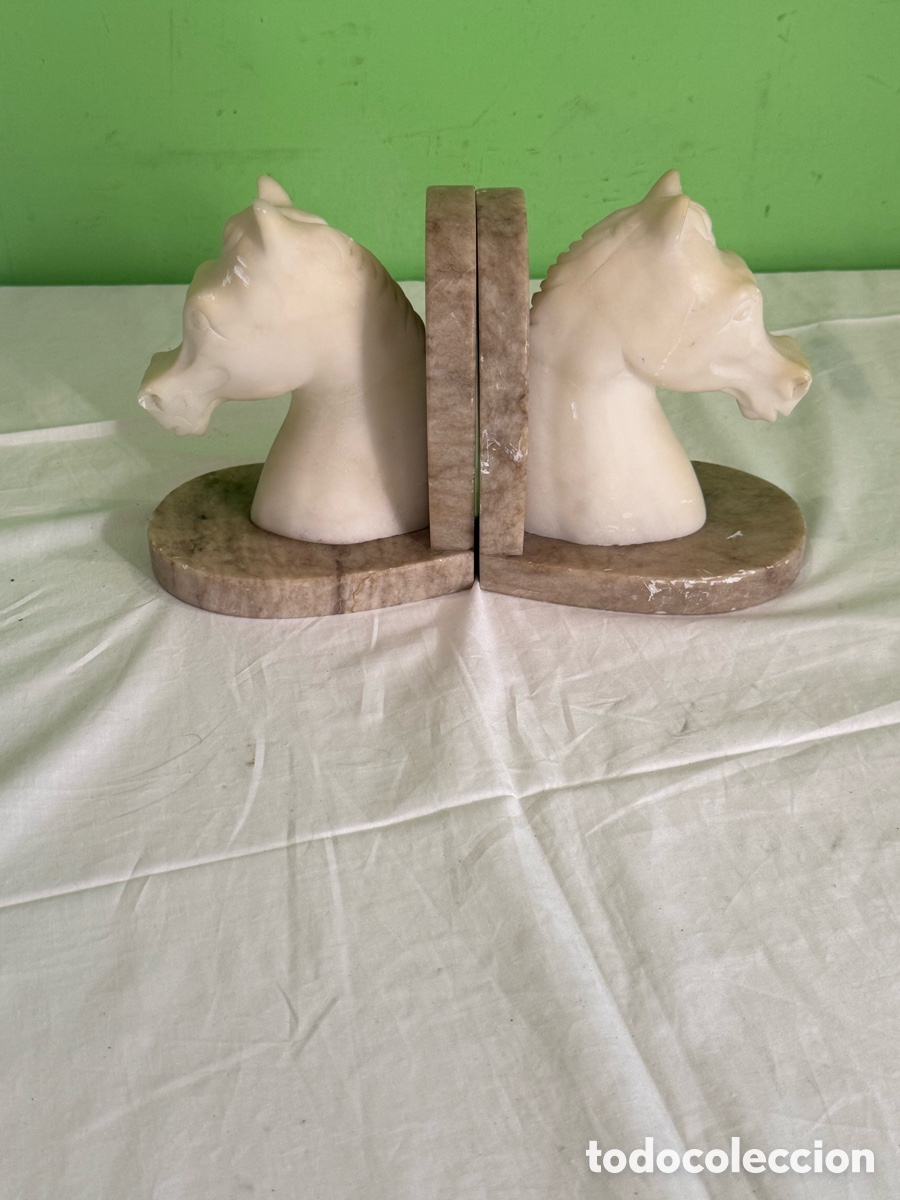 Arte: Pareja de sujetalibros escult&oacute;ricos con cabezas de caballo en alabastro y m&aacute;rmol.