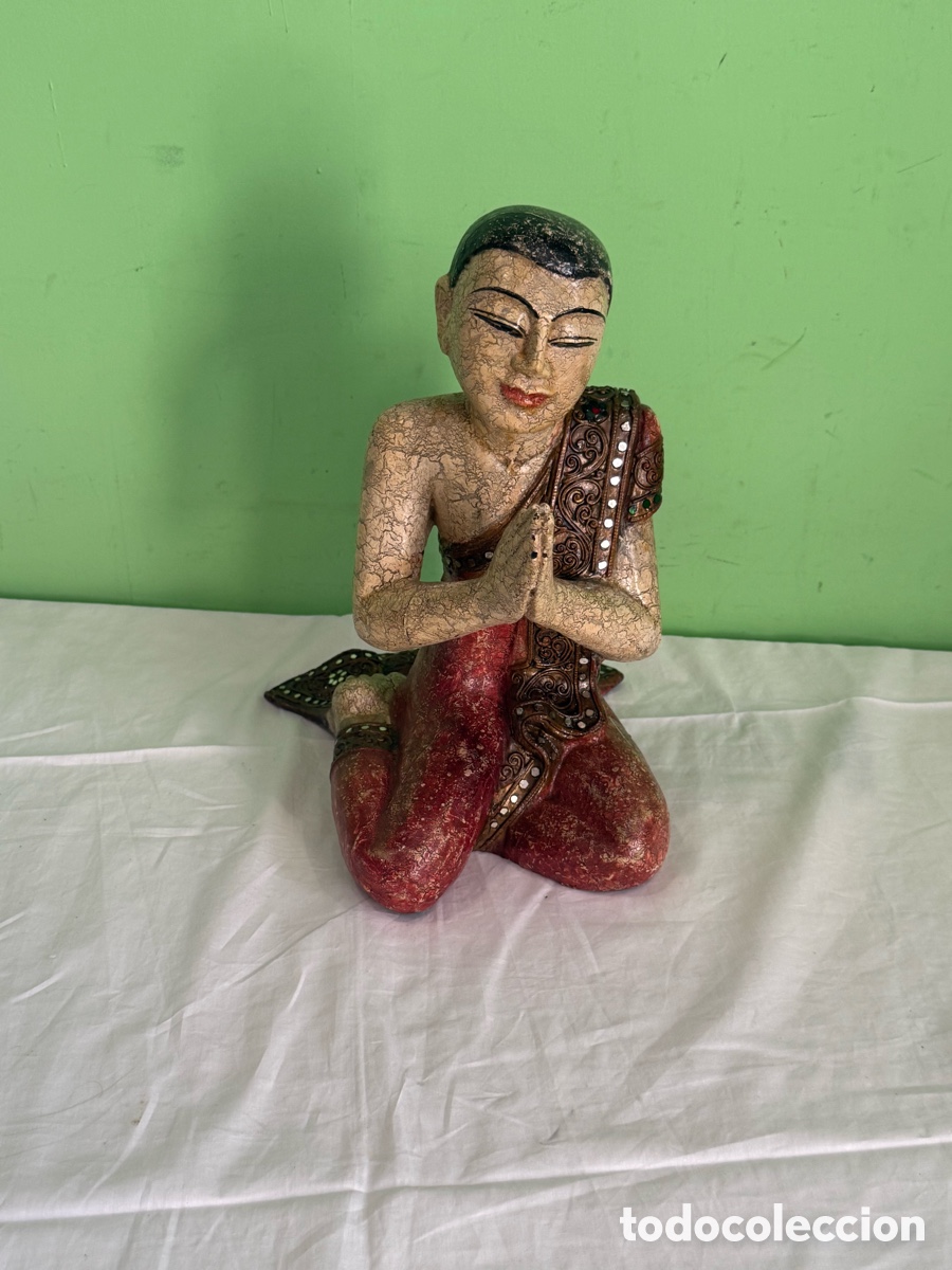 Arte: Escultura oriental de madera tallada y policromada con cristales de colores SXX.