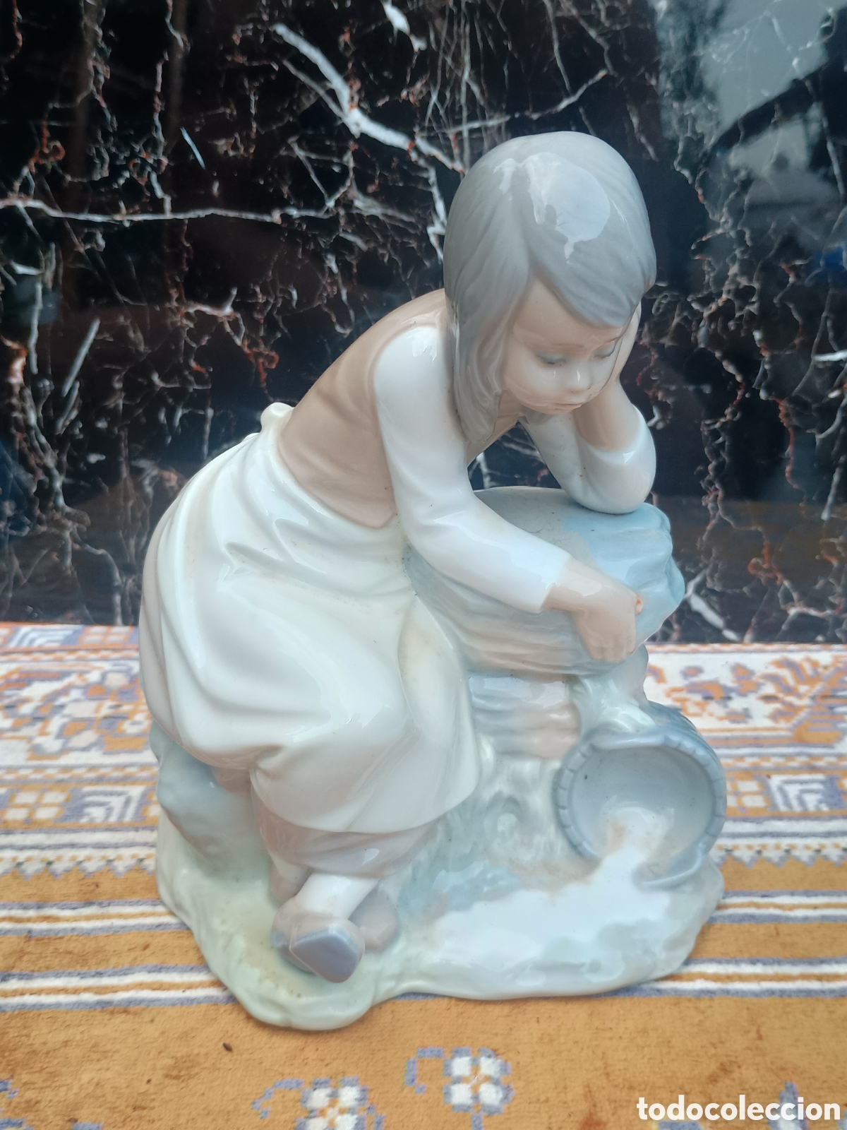 Arte: Figura de porcelana NAO (Lladr&oacute;) - Ni&ntilde;a lechera sentada