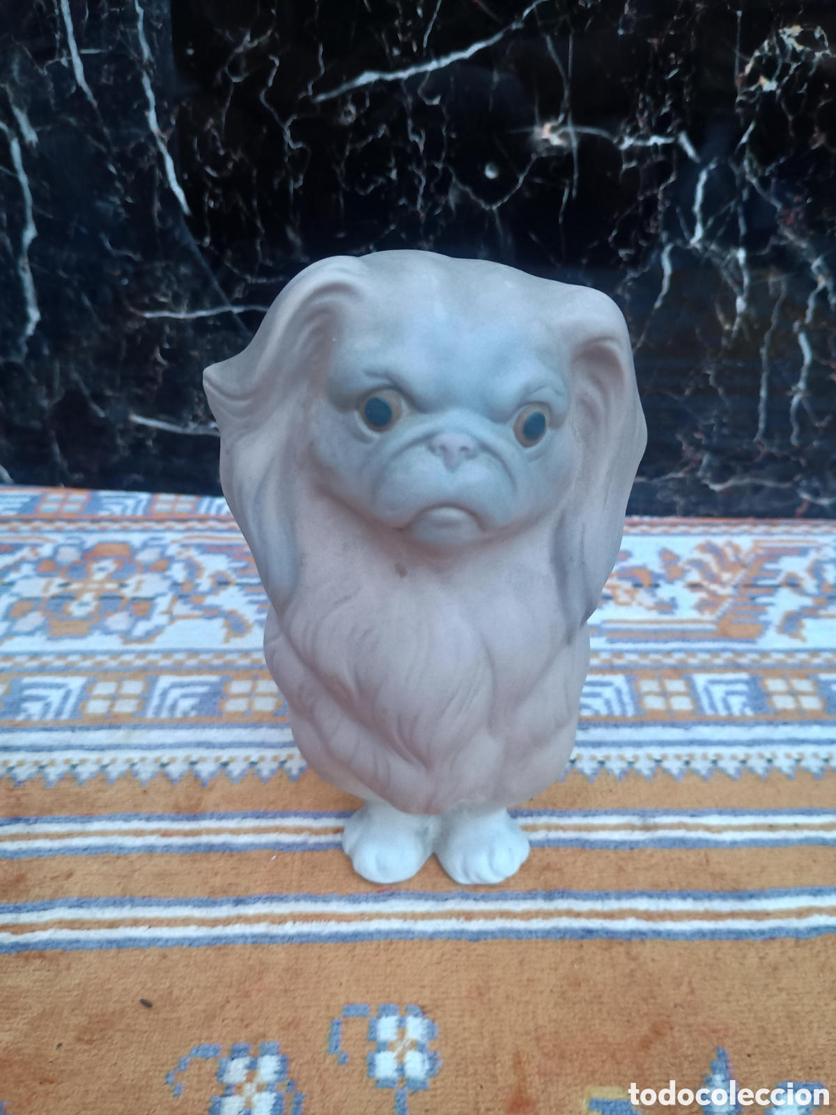 Arte: figura de porcelana de un perro pequin&eacute;s de Lladr&oacute;