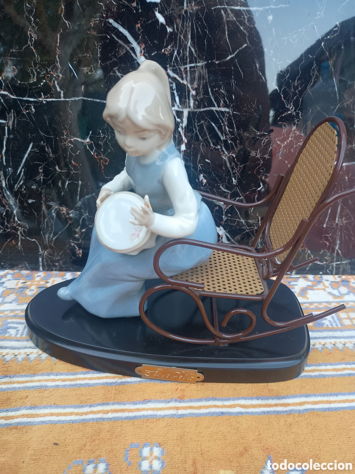 Arte: Federico de Pablo - ni&ntilde;a sentada sobre una mecedora cl&aacute;sica con asiento de rejilla