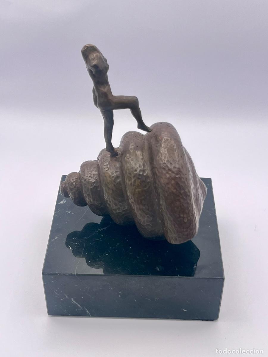 Arte: Salvador Dali (1904-1989) Escultura de bronce titulada Mujer desnuda subiendo la escalera certificad