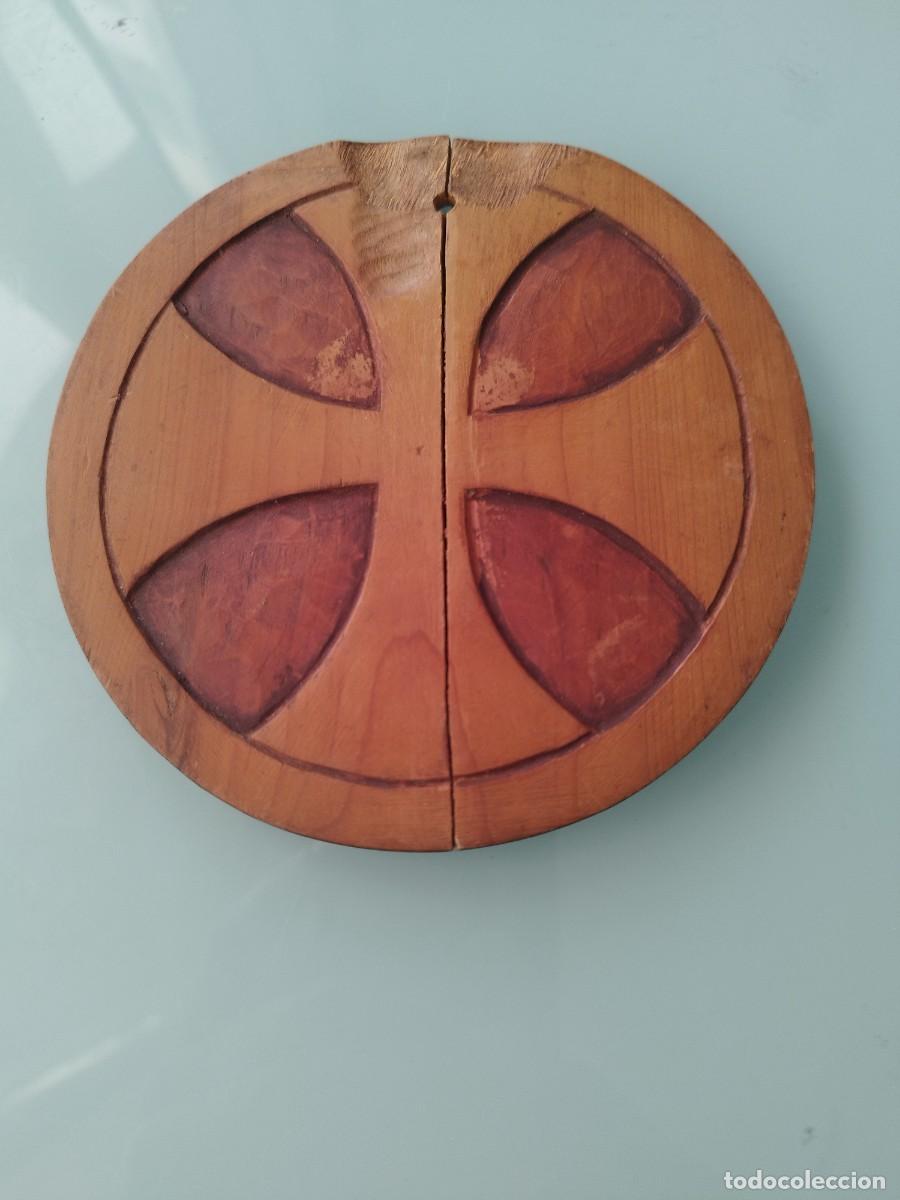 Arte: Pieza circular de madera tallada a mano con un dise&ntilde;o de cruz pat&eacute;. Templario, consagraci&oacute;n.
