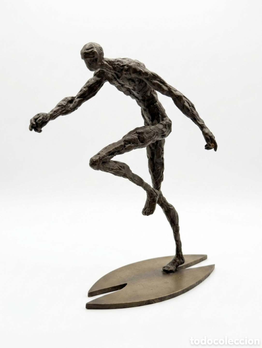 Arte: Escultura de JuanJos&eacute; Eguiz&aacute;bal( el caminante de Victoria)