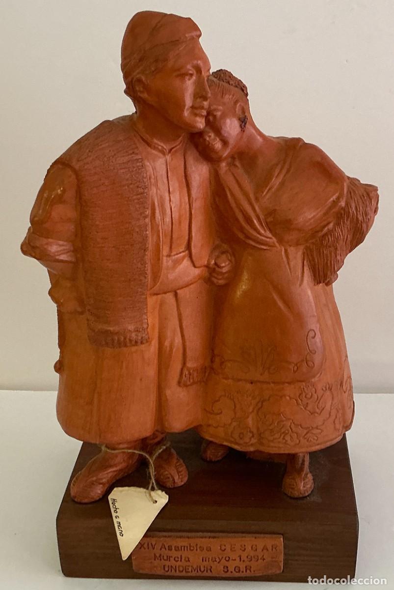 Arte: Escultura terracota pareja huertanos Murcia - Indumentaria tradicional - CESGAR UNDEMUR 1994