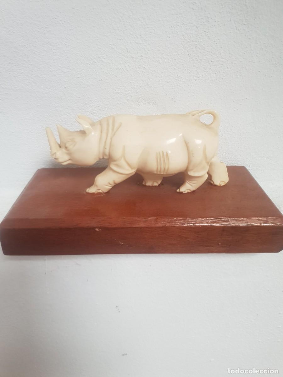Arte: Figura marfil con base madera rinoceronte