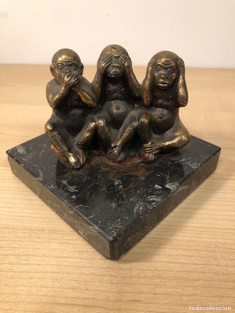 Arte: Antigua Escultura Tres Monos Sabios Bronce Sobre Base De M&aacute;rmol Negro Pisapapeles