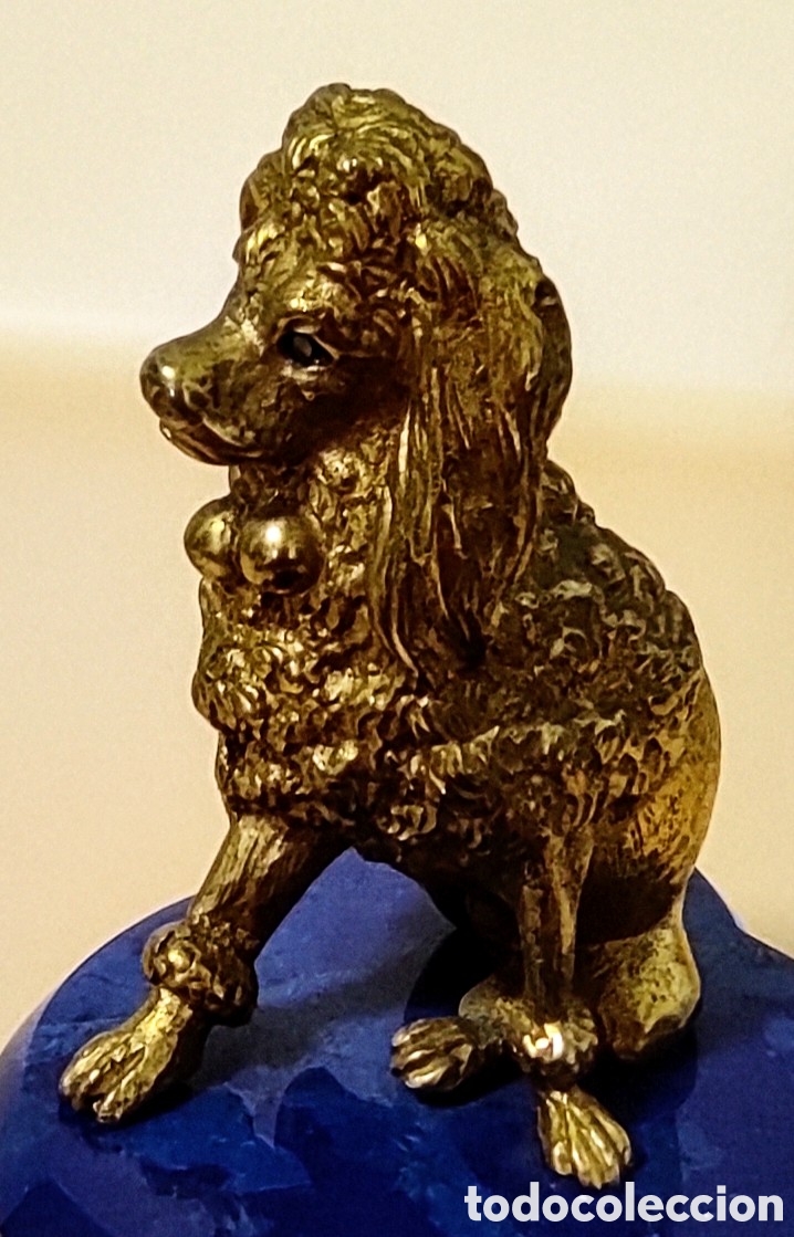 Arte: Perro en bronce dorado al fuego con peana de lapislazuli. A&ntilde;os 50.