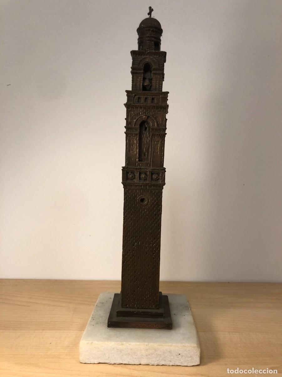 Arte: Giralda de Sevilla reproducci&oacute;n vintage resina patinada peana m&aacute;rmol 30 cm firmada
