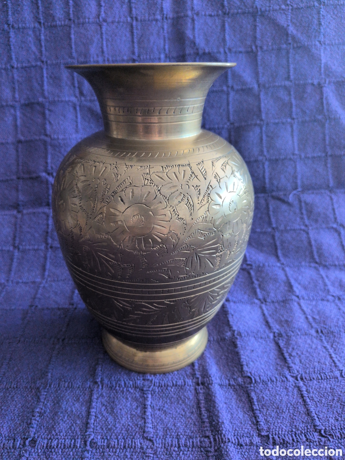 Kunst: Jarr&oacute;n grande Antiguo de Lat&oacute;n o bronce Cincelado con Motivos Florales
