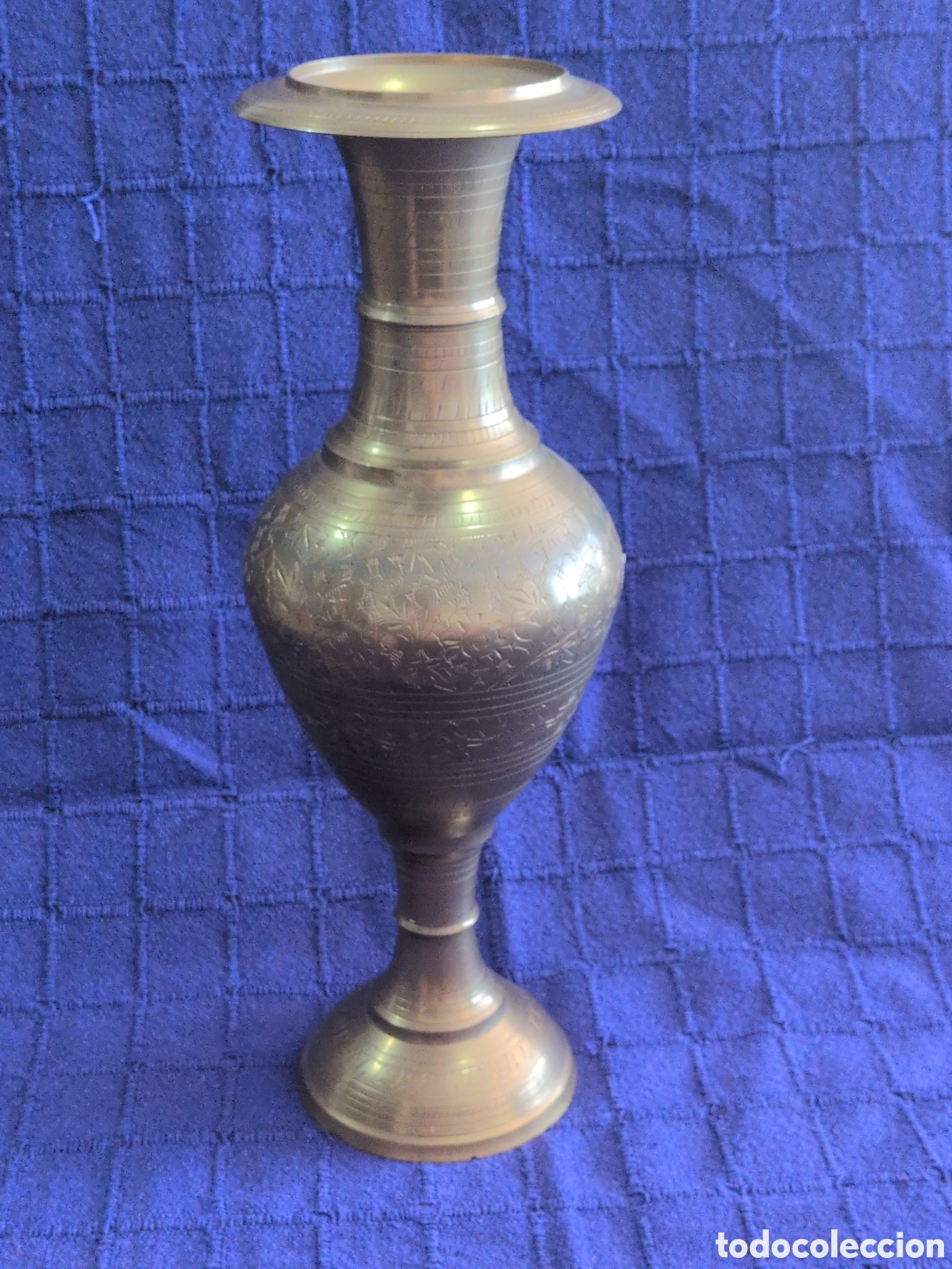 Kunst: B&uacute;caro grande Vintage de Lat&oacute;n o bronce Macizo con Grabados Florales - Mediados del Siglo XX