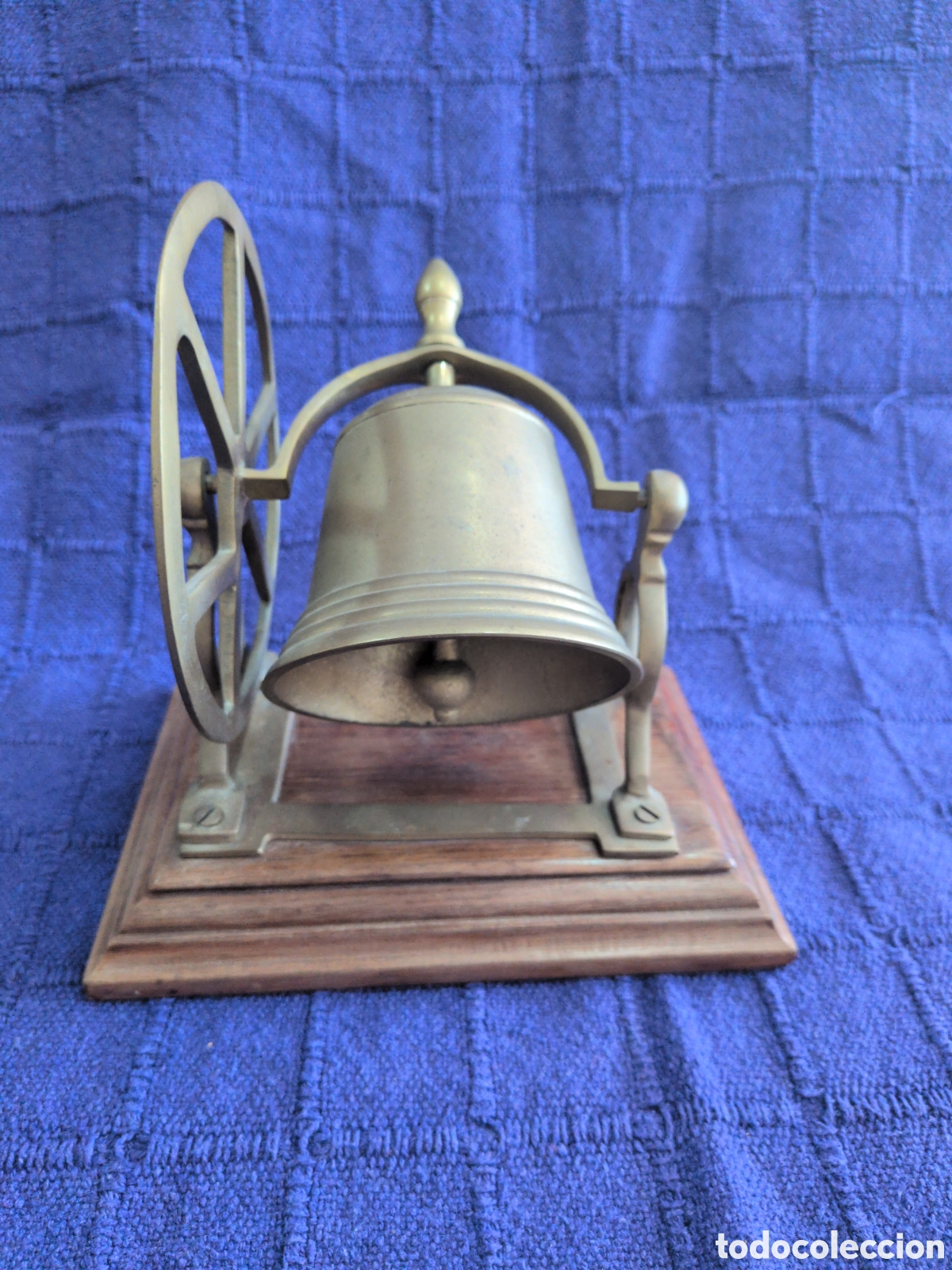 Kunst: Campana de sobremesa antigua de lat&oacute;n o bronce con polea giratoria y peana de madera