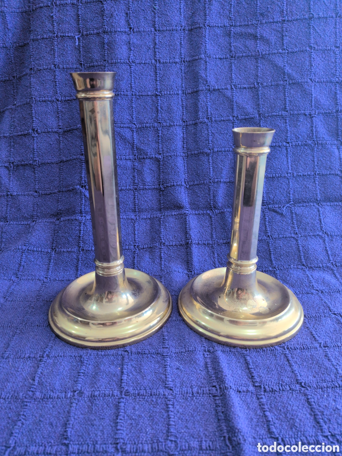 Kunst: PAREJA DE CANDELABROS VALENTI DORADOS EN LATON O BRONCE. MEDIADOS S.XX.