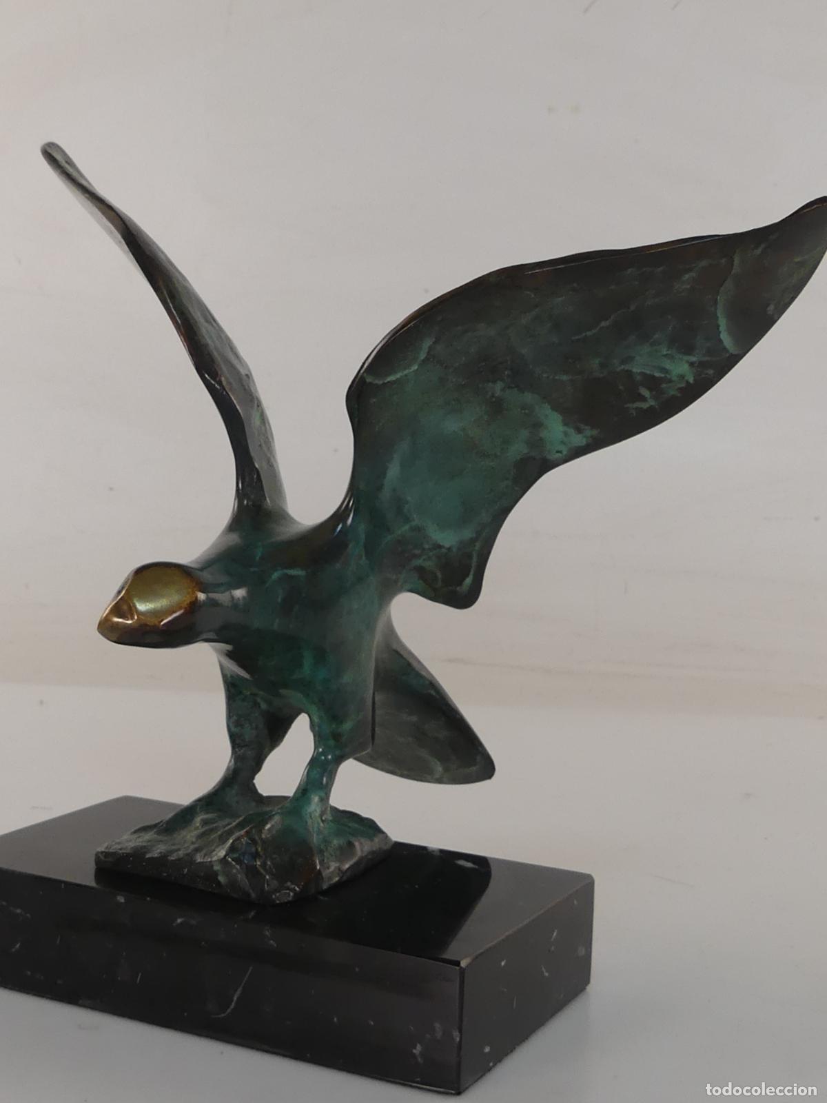 Kunst: ESCULTURA FIGURA DE BRONCE PATINADO SOBRE PEANA