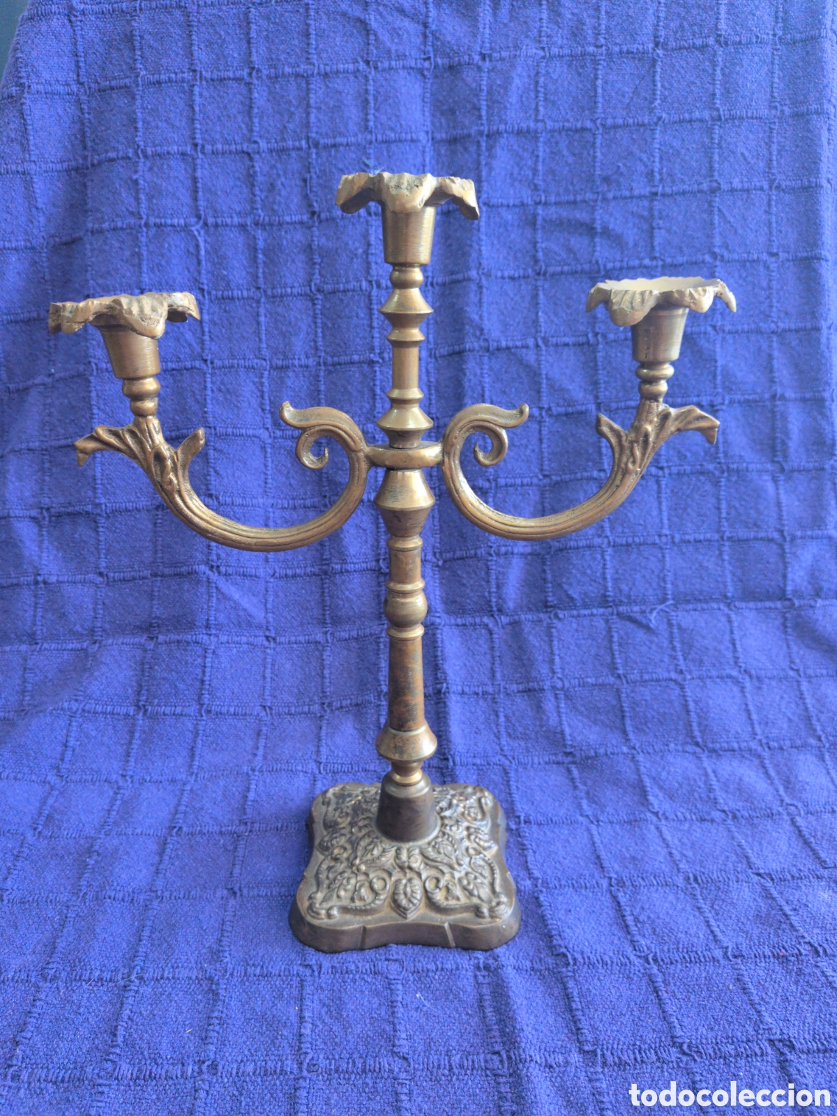 Kunst: Candelabro antiguo de bronce macizo de 3 brazos &ndash; Estilo cl&aacute;sico labrado