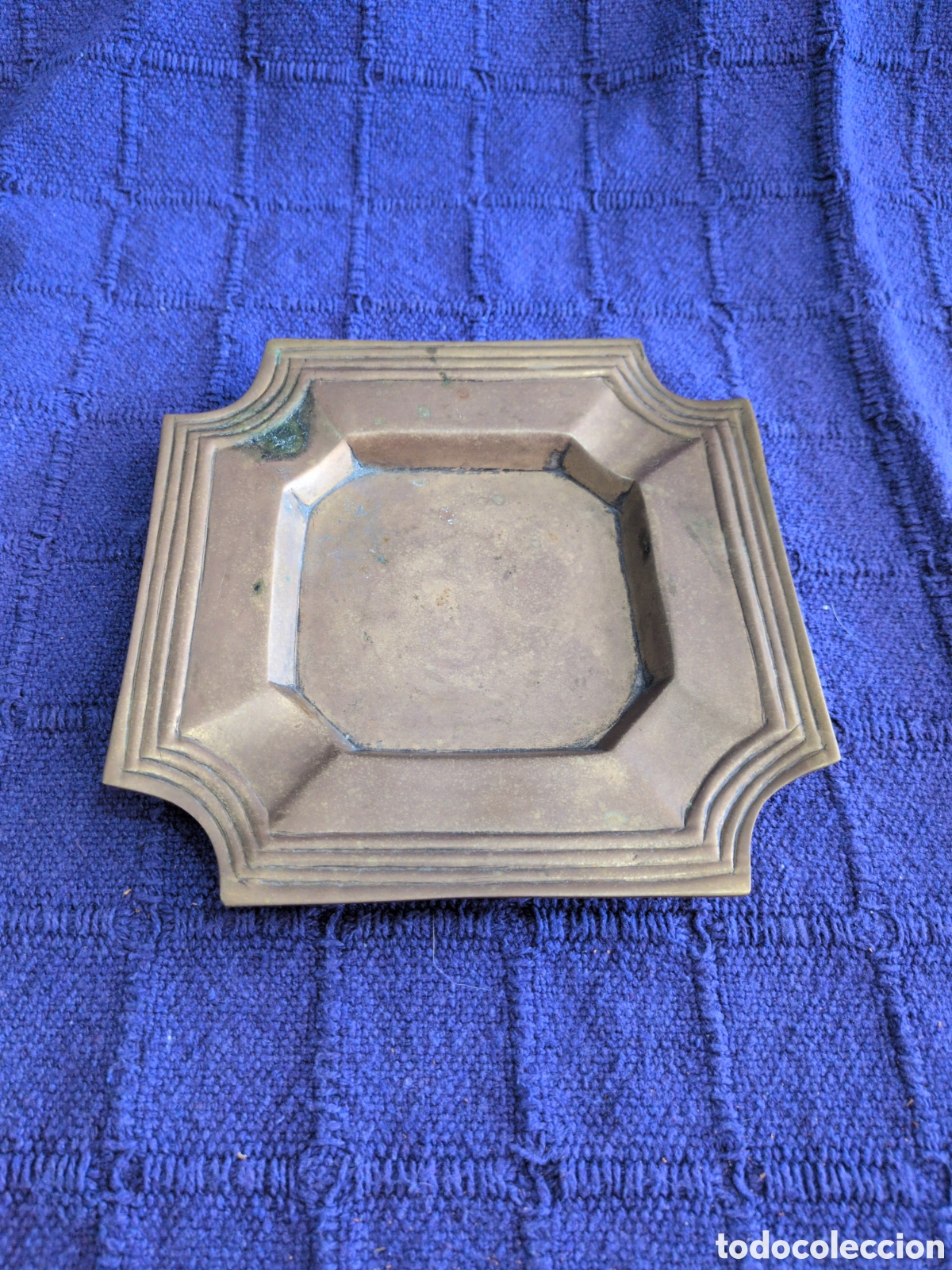Kunst: Antiguo cenicero grande vintage de bronce con bordes escalonados