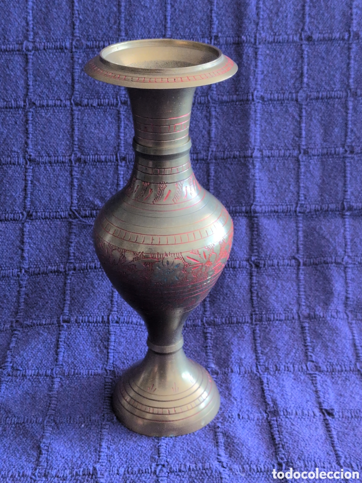 Arte: Jarr&oacute;n vintage de lat&oacute;n o bronce cincelado a mano (detalles en rojo)
