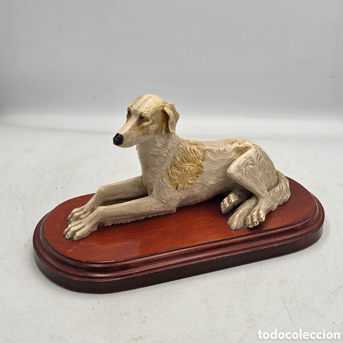 Arte: Escultura de Perro tumbado