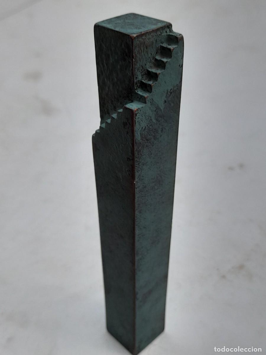 Arte: Peque&ntilde;a escultura en bronce con forma de escalera.